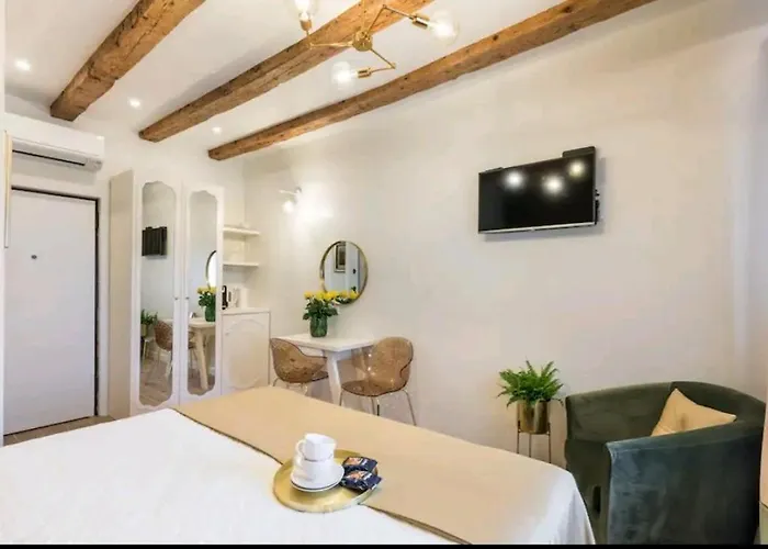 Old Town Vibes For 2, Luxury With Sea View Apartment